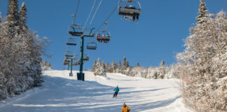 Mehrere Skifahrer fahren die Schneepiste hinab.