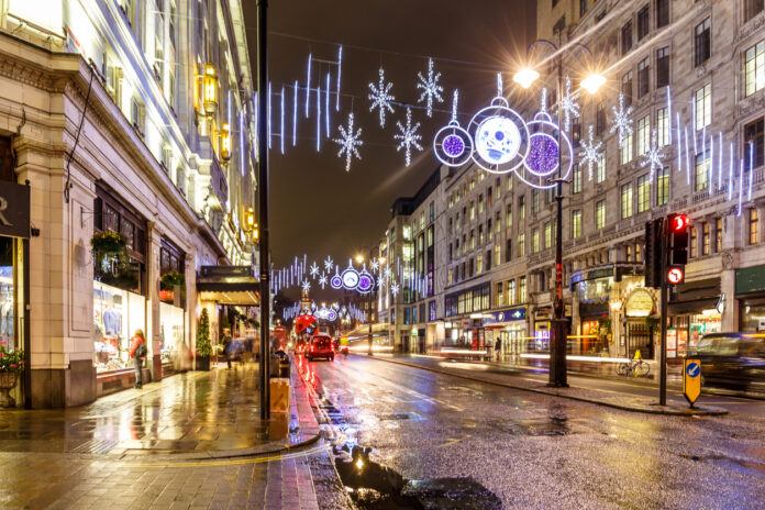 Die Weihnachtslichter leuchten draußen auf der Straße in einer Innenstadt