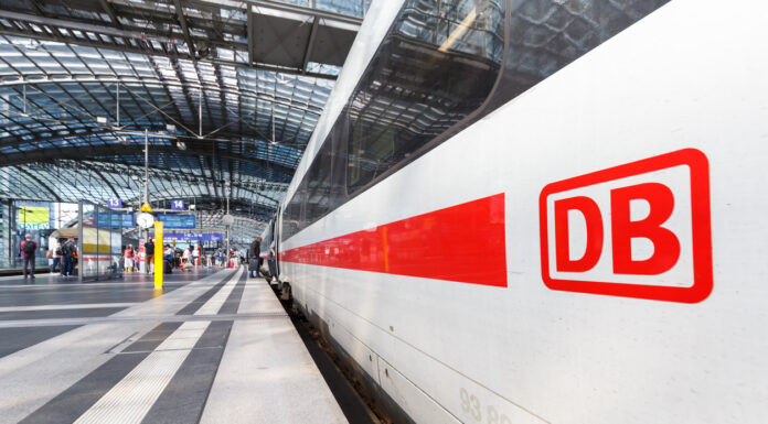 Ein Zug der Deutschen Bahn steht in einem Bahnhof.