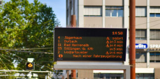 Der aktuelle AVG-Fahrplan in Karlsruhe auf einer digitalen Tafel an einer Haltestelle