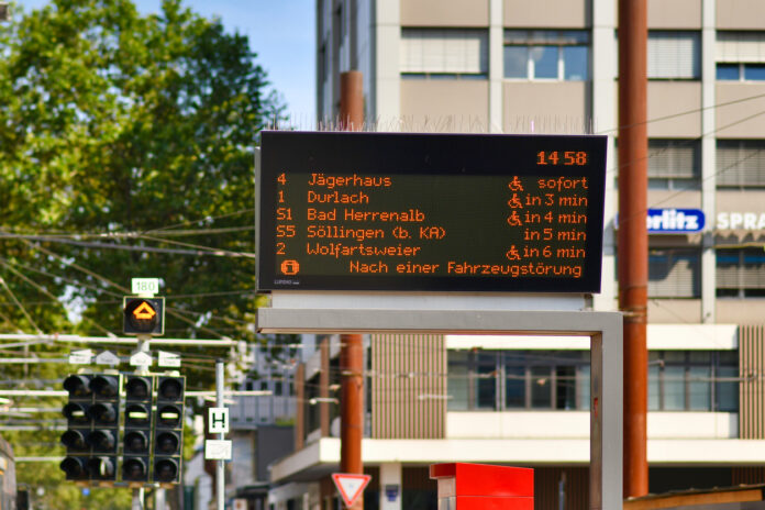 Der aktuelle AVG-Fahrplan in Karlsruhe auf einer digitalen Tafel an einer Haltestelle