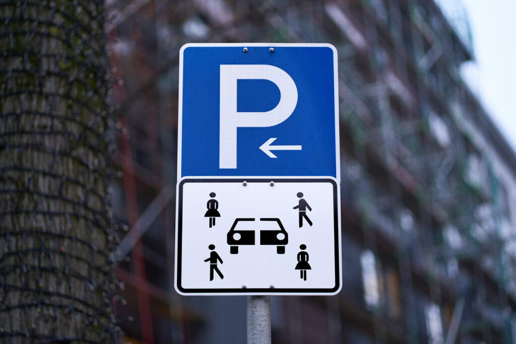 Car Sharing ermöglicht es Nutzern, Zugang zu Fahrzeugen auf Abruf zu haben, wodurch die Notwendigkeit eines eigenen Autos verringert und die städtische Mobilität flexibler gestaltet wird.