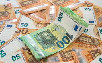 Mehrere Geldscheine auf einem Haufen. Der nächste geplante Zuschuss soll 10.000 Euro betragen.
