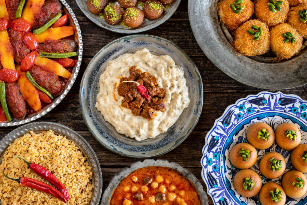 Orientalische Speisen zeichnen sich durch eine reiche Palette an Gewürzen wie Kardamom, Kreuzkümmel und Safran aus, die den Gerichten eine unverwechselbare Aromenvielfalt verleihen. Sie umfassen eine Vielfalt an Mezze, herzhaften Eintöpfen und süßen Desserts, die die kulinarische Tradition und Gastfreundschaft des Nahen Ostens widerspiegeln.
