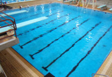 Der Blick auf ein Schwimmbecken in einem deutschen Schwimmbad