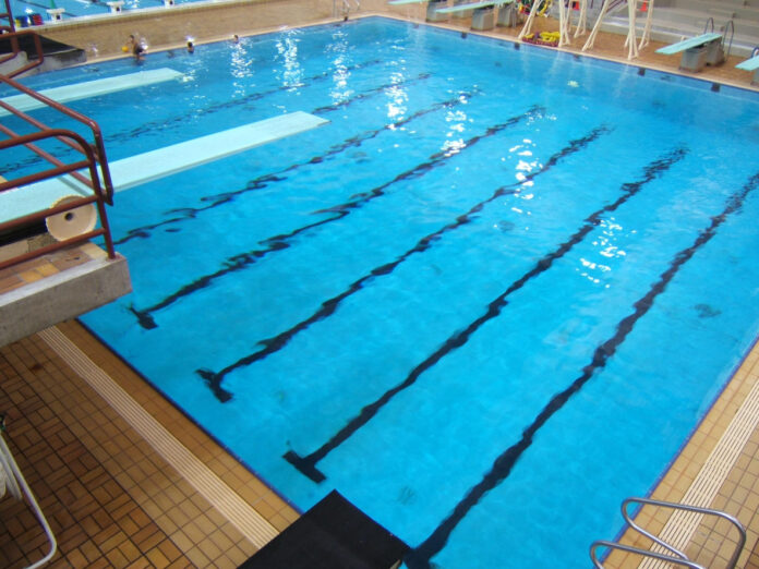 Der Blick auf ein Schwimmbecken in einem deutschen Schwimmbad