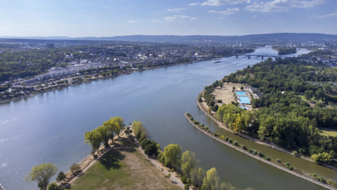 Zusammenfluss von Main und Rhein, Deutschland - Panoramablick aus der Luft