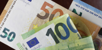 Euroscheine in einer Geldbörse.
