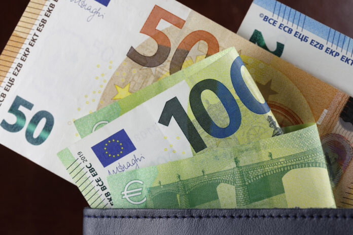 Euroscheine in einer Geldbörse.