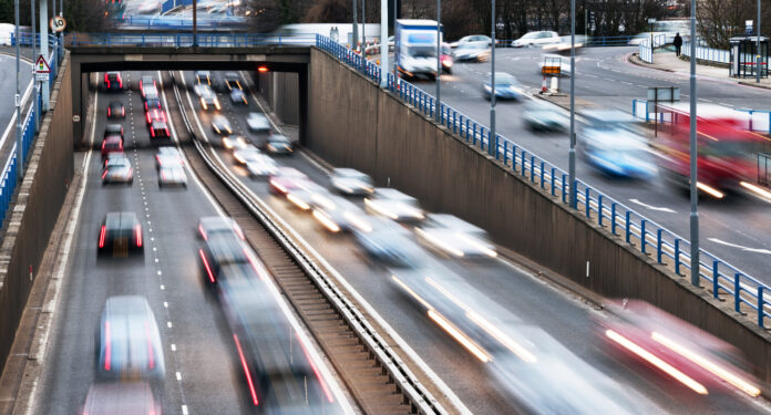 Viele Autos fahren auf einer Straße oder einer Schnellstraße durch die Innenstadt und durchqueren einen Tunnel
