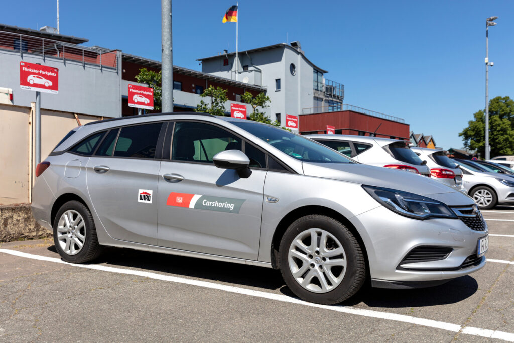 Car Sharing in Karlsruhe bietet eine flexible und umweltfreundliche Alternative zum privaten Autobesitz, indem es den Bürgern ermöglicht, Fahrzeuge nach Bedarf zu mieten. Mit verschiedenen Anbietern und einer breiten Palette von Fahrzeugtypen fördert die Stadt Karlsruhe nachhaltige Mobilität und verringert Verkehr und Parkplatzprobleme im Stadtgebiet.