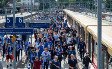 Eine Massenansammlung von Menschen an einer Bahnstation bei der Deutschen Bahn