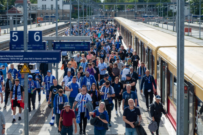 Eine Massenansammlung von Menschen an einer Bahnstation bei der Deutschen Bahn