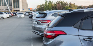 Mehrere Autos parken auf einem Parkplatz in einer Reihe