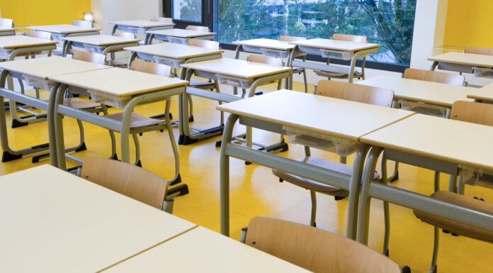 Ein Blick in ein leeres Klassenzimmer einer Schule.