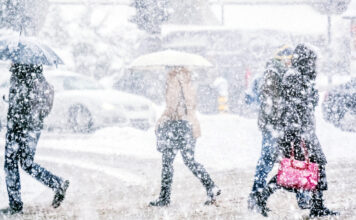 Menschen laufen im Schneegestöber. Meteorologen fürchten jetzt einen Arctic Outbreak.