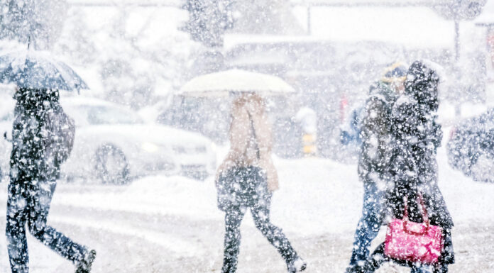 Menschen laufen im Schneegestöber.