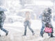 Menschen laufen im Schneegestöber.