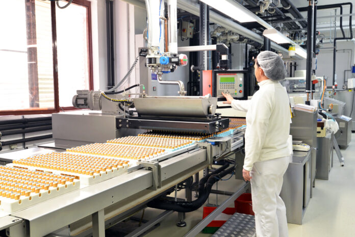 Herstellung von Pralinen in einer Fabrik