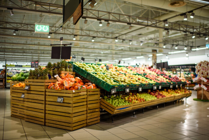 Ein Obst- und Gemüseregal in einem Supermarkt.