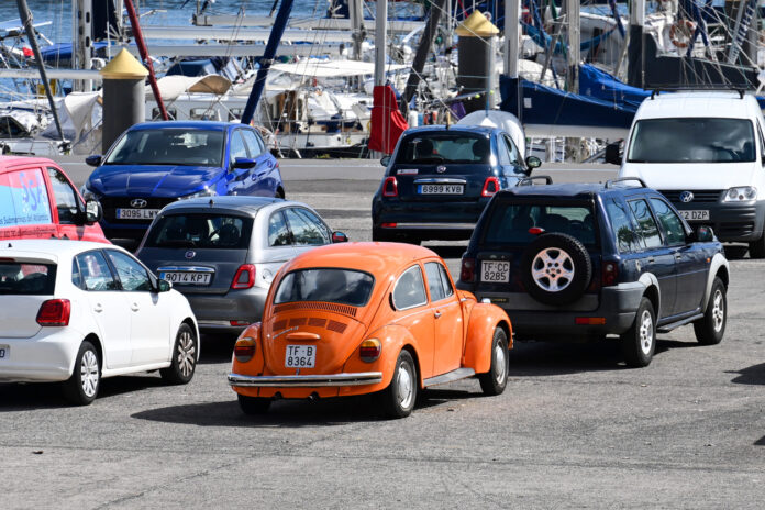 Autos parken am Hafen