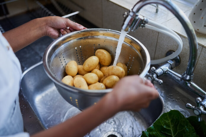Abwasch von Kartoffeln