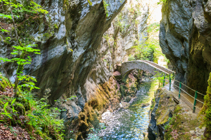 Steinbrücke über dem Fluss bei Gorges de l'Areuse in der Schweiz