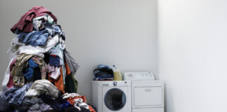 Wäscheberg vor einer Waschmaschine