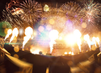 Eine große Show mit Feuerwerk und pyrotechnischen Effekten auf einer großen Bühne