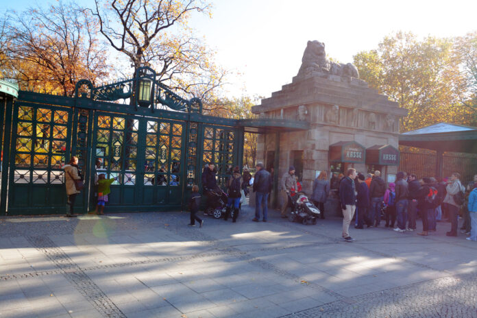 Eine Menschenschlange steht vor dem Eingang eines Zoos