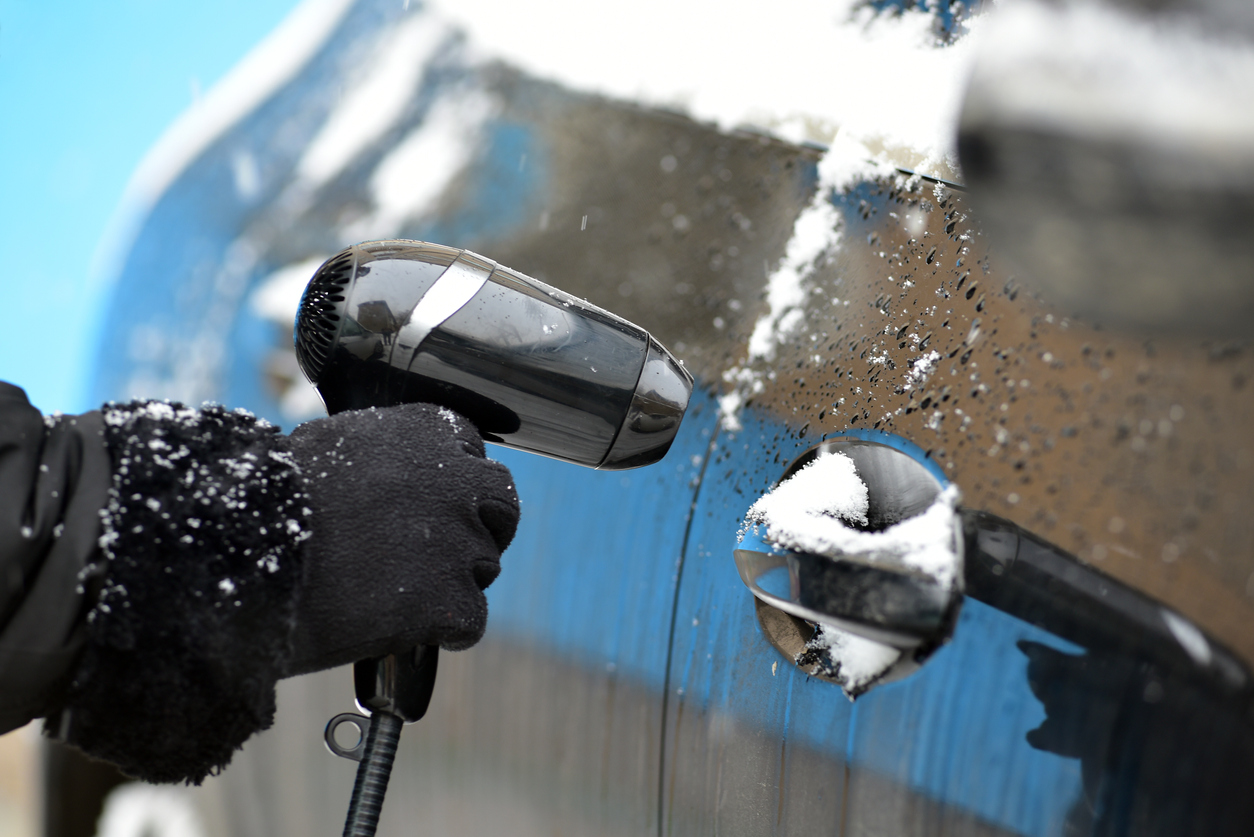 Autotüre ist eingefroren: Flüssigkeit überschütten, sonst wird's teuer