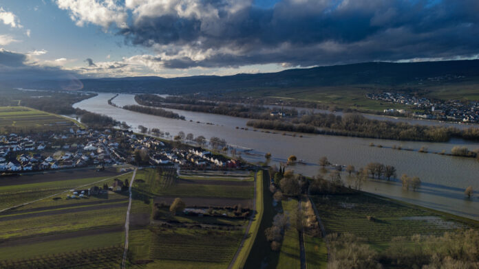 Das Hochwassergebiet am Rhein bei Karlsruhe aus der Vogelperspektive umgeben von Wäldern und Ortschaften