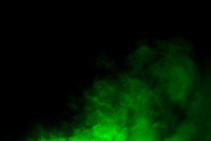 Ein grüner, übel stinkender Dampf steigt auf vor schwarzem Hintergrund