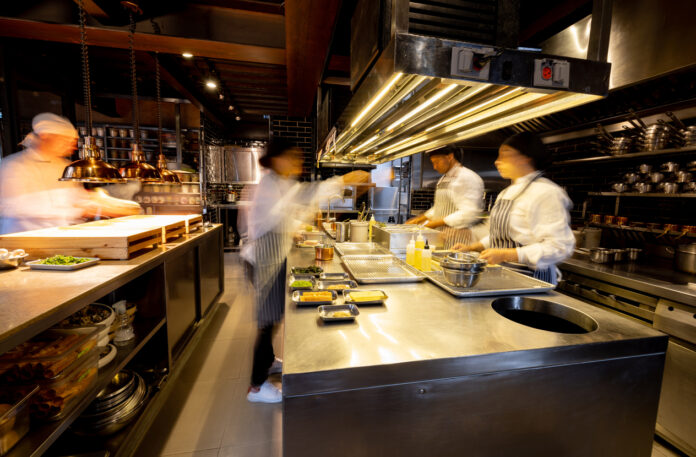 Köche in großer Restaurantküche während der Arbeit. Ein Restaurant bei Karlsruhe plant seine Wiedereröffnung.
