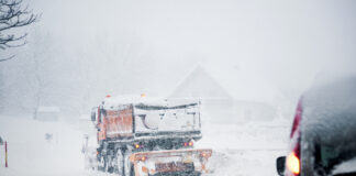 Ein LKW im Schneesturm.