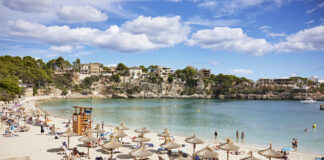 Menschen machen Urlaub an einem Badeort an der Ostküste von Mallorca.