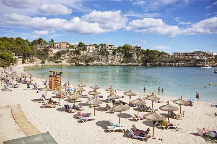 Menschen machen Urlaub an einem Badeort an der Ostküste von Mallorca.