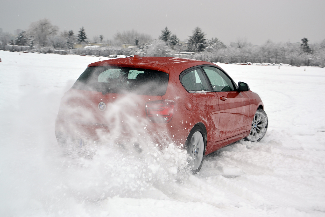 Viele ahnungslos: Laute Musik im Auto im Winter führt zu Gefahr