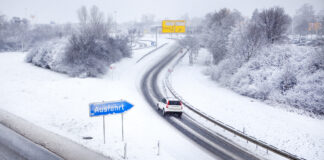 Schneebedeckte Autobahn