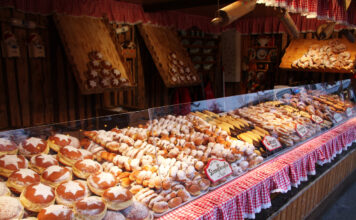 Eine Auslage in einer Bäckerei, in dem auch das deutsche Traditionsgebäck, der Berliner, zu finden ist