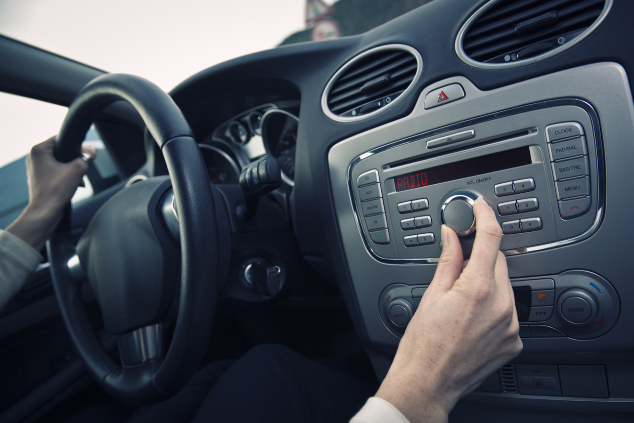 Musik laut im Auto hören: Kann ein Bußgeld drohen?