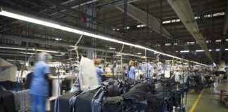 Maschinen in einer Textilfabrik bei der Herstellung in einer großen Halle