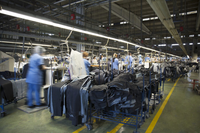 Maschinen in einer Textilfabrik bei der Herstellung in einer großen Halle