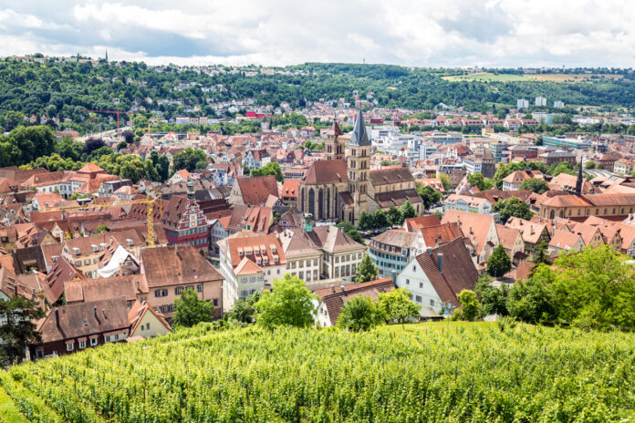 Ein Panorama von Stuttgart Esslingen, mit seinen vielen Häusern und seiner Kirche
