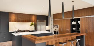 Eine modern eingerichtete Küche in braun und schwarz.