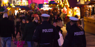 Polizisten sind in Uniform unterwegs auf dem Weihnachtsmarkt, um zu kontrollieren und für Ordnung zu sorgen