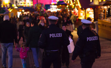 Polizisten sind in Uniform unterwegs auf dem Weihnachtsmarkt, um zu kontrollieren und für Ordnung zu sorgen