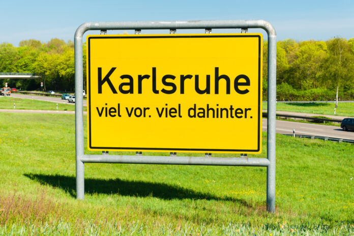 Das Ortseingangsschild von Karlsruhe in der Frontansicht