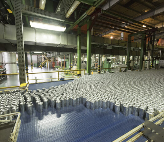 Eine Firma die Produkte in Aluminium-Dosen herstellt.