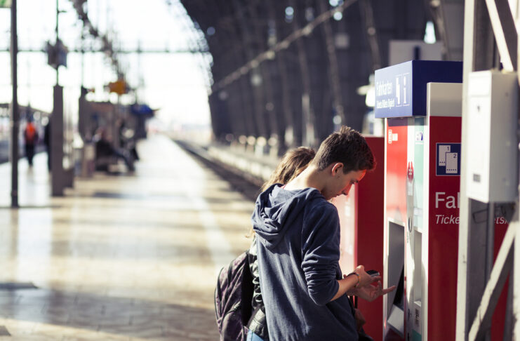 Eine Frau und ein junger Mann kaufen an einem Ticket-Automaten am Gleis an einem deutschen Bahnhof ein Ticket für einen Regionalzug oder einen ICE. Die Deutsche Bahn will bald eine Änderung einführen, die so manchen Kunden ärgert.